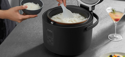 Fauler Reis, der leicht mit nur einem elektrischen Reishersteller hergestellt werden kann